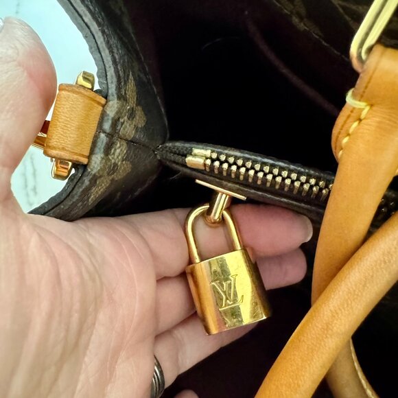 Louis Vuitton Montaigne GM Monogram Tote w/Shoulder Strap - Picture 8 of 13